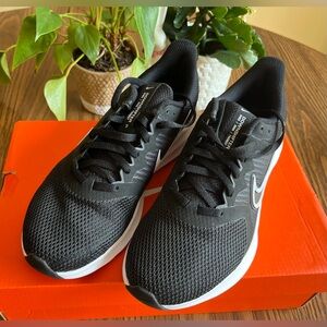 Nike Ladies Downshifter 11 Running Shoe Size 7.5 New in Box
